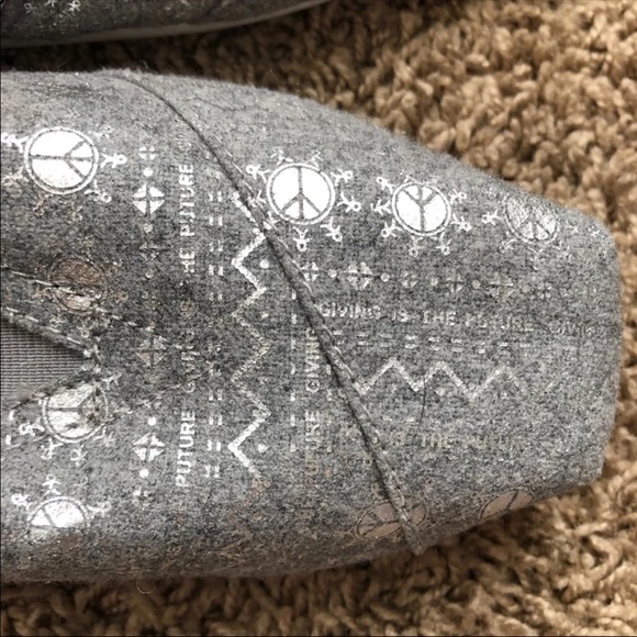 toms youth size 6 in womens